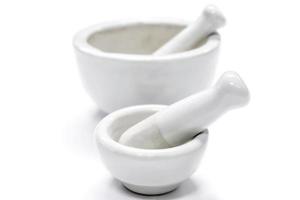 örter och medicin vita mortlar, gjorda av lime eller keramik på vit bakgrund. foto