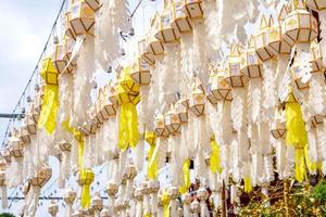 thai lanna stil lyktor var skriven de ägare namn till hänga i främre av de tempel till vänta för de ceremoni på natt. foto