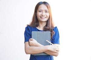 asiatisk kvinna som håller en bärbar dator i handen foto