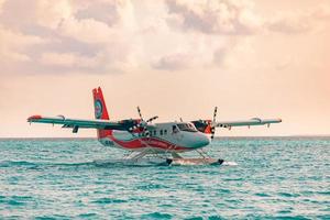 08.09.2019 - ari atoll, maldiverna exotisk scen med sjöflygplan på maldiverna hav landning. sjöflygplan taxi på solnedgång hav innan ta av. semester eller Semester i maldiverna begrepp bakgrund. luft transport foto