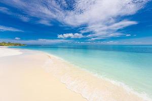 tropisk paradis strand med vit sand och blå hav vatten resa turism bred panorama bakgrund begrepp. idyllisk strand landskap, mjuk vågor, fredlig natur landskap. underbar ö kust, koppla av foto