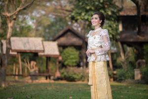 skön thai flicka i thai traditionell kostym foto