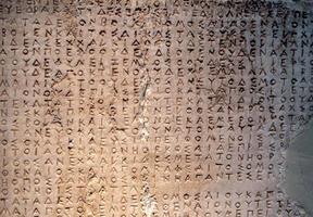 gammal grekisk brev i sten foto