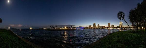 panorama- bild av st. petersburg hamn i florida i de kväll foto