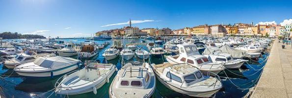 panorama- bild över rovinj hamn med massor av båtar i främre av de stad foto