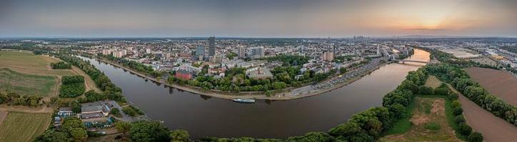 Drönare panorama över huvud flod och offenbach med frankfurt horisont foto