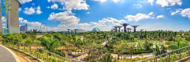 panorama- bild från trädgårdar förbi de bukt i singapore under dagtid foto