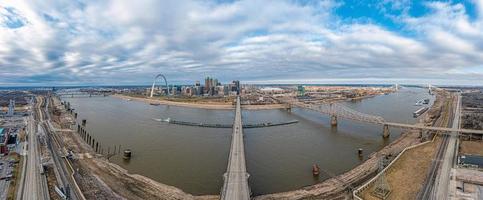 Drönare panorama över st. Louis horisont och mississippi flod med inkörsport båge under dagtid foto