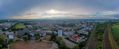 Drönare panorama av tysk distrikt stad gross-gerau i söder hesse i de kväll mot molnig himmel foto