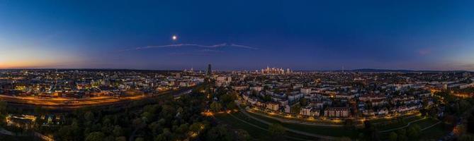 antenn bild av frankfurt horisont och europeisk central Bank byggnad under soluppgång i morgon- skymning foto