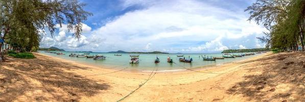 panorama- se av rawai strand på phuket ö foto