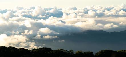 clouds med berg, flytande hav av moln. foto