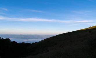 clouds med berg, flytande hav av moln. foto