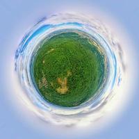 sfärisk panorama av natur landskap. liten planet panorama foto