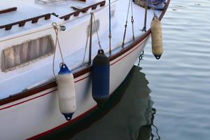 kaj vid havet för förtöjning av båtar och yachter. foto