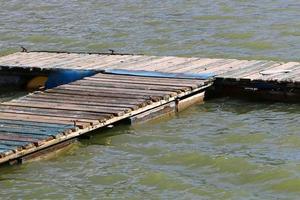 kaj vid havet för förtöjning av båtar och yachter. foto