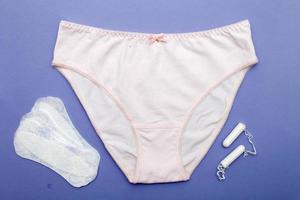 kvinnors kalsonger med tamponger och trosa foder . hygien och kvinnors hälsa vård begrepp foto