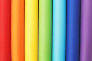 HBTQ färger flagga från flerfärgade pennor. regnbåge färgad bakgrund foto