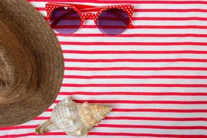 sugrör strand kvinnas hatt Sol glasögon topp se snäckskal med Plats för text. foto