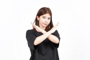 korsade hand för avslag tecken gest av skön asiatisk kvinna isolerat på vit bakgrund foto