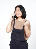 talande på de smartphone med Lycklig ansikte av skön asiatisk kvinna isolerat på vit bakgrund foto