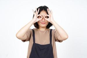 som visar ok tecken som öga glasögon av skön asiatisk kvinna isolerat på vit bakgrund foto