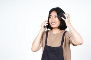 talande på de smartphone med arg ansikte av skön asiatisk kvinna isolerat på vit bakgrund foto
