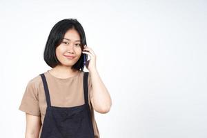talande på de smartphone med Lycklig ansikte av skön asiatisk kvinna isolerat på vit bakgrund foto