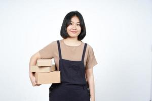 innehav paket låda eller kartong låda av skön asiatisk kvinna isolerat på vit bakgrund foto