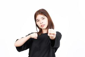 stansning näve till bekämpa eller arg av skön asiatisk kvinna isolerat på vit bakgrund foto