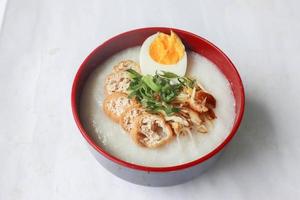 congee gröt med kyckling skiva, tofu, ägg. congee gröt från hong kong. kinesisk mat foto