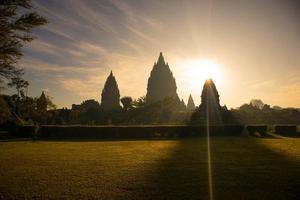 soluppgång på prambanan tempel i morgon. silhuett prambanan tempel foto