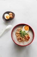 congee gröt med kyckling skiva, tofu, ägg. congee gröt från hong kong. kinesisk mat foto