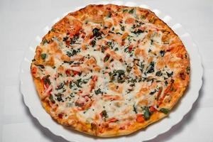 utsökt italiensk pizza på en ljus bakgrund topp se foto