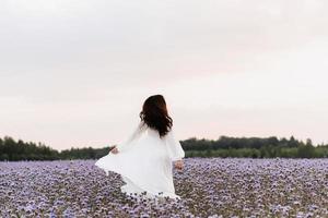 provence blomning fält. de flicka är Lycklig och skrattar löpning genom de blomning fält. foto