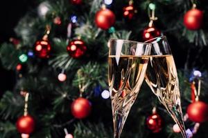 glasögon av gnistrande champagne på de bakgrund av en dekorerad jul träd. ny år humör foto