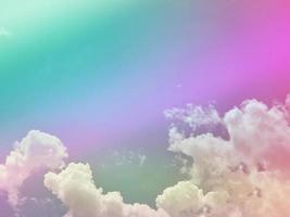 skönhet söt pastellgrön lila färgglad med fluffiga moln på himlen. flerfärgad regnbågsbild. abstrakt fantasi växande ljus foto
