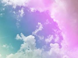 skönhet ljuv pastell blå violett färgrik med fluffig moln på himmel. mång Färg regnbåge bild. abstrakt fantasi växande ljus foto