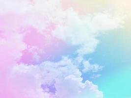 skönhet söt pastell rosa blå färgglad med fluffiga moln på himlen. flerfärgad regnbågsbild. abstrakt fantasi växande ljus foto