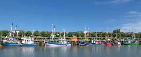 räka båtar i hamn av buesum, norr hav, norr frisia, tyskland foto
