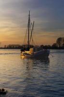 traditionell ål fiske båt kallad aalschokker,monheim am rhein, rhin floden, Tyskland foto