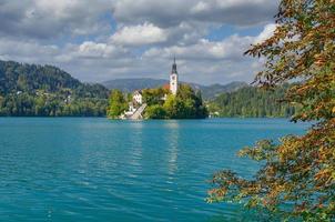 känd kyrka av de antagande på ö på sjö blödde, slovenien foto