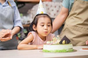 ung asiatisk familj, födelsedag fest foto