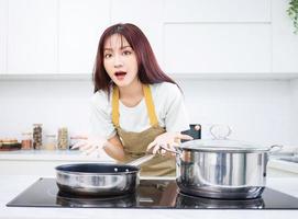 bild av ung asiatisk kvinna i de kök foto