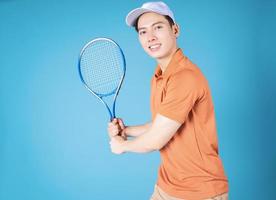 bild av ung asiatisk man innehav tennis racket foto