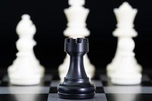 schack bitar på schackbräde foto