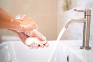 tvätta din händer och gnugga med tvål för på minst 20 sekunder till förhindra de korona virus eller covid19. sluta de spridning av de korona virus och för Bra hygien. foto