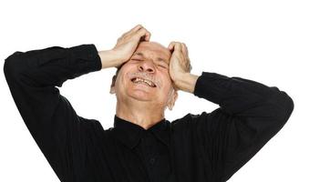 äldre man lider från huvudvärk foto