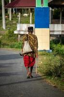 aceh besar, aceh, Indonesien, 2022 - ett äldre man 50 år och över gående ensam, fysiskt passa. foto