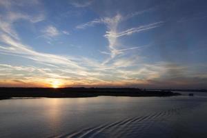 de solnedgång himmel över jackson flod foto
